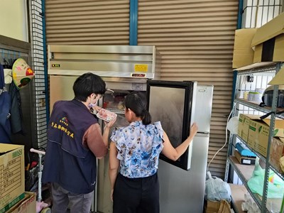 稽查人員仔細核對並詢問來源及標示