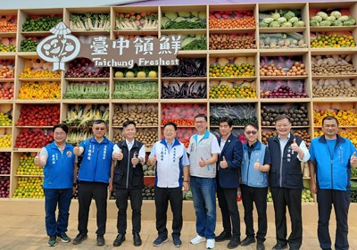 8縣市首長及新社區農會總幹事一同於台中領鮮蔬果牆前合影