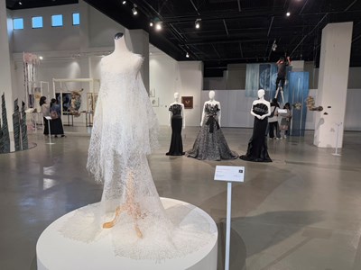 香港藝術家黃少思以熱熔膠創作《From Thrive within the Soul》獲得藝術類首獎