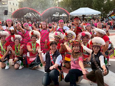 市府原民會楊主委馨怡、楊立法委員瓊瓔及大雅區公所林區長麗蓉與舞團合舞2v