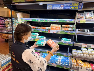 食安處前往各賣場及餐飲業者進行稽查與抽驗 (1)