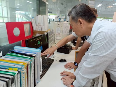 中捷公司總經理朱來順視導監控系統
