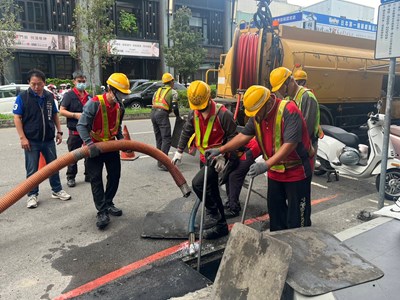 側溝清除淤泥作業
