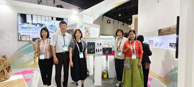 06_文化局主任秘書蕭靜萍（左3）率團與纖維工藝博物館纖維纖學院呂錦霞藝師(右1）及ICOM區域委員會理事雲林科技大學黃世輝教授(左2）在臺灣展區纖維工藝博物館展覽前合影