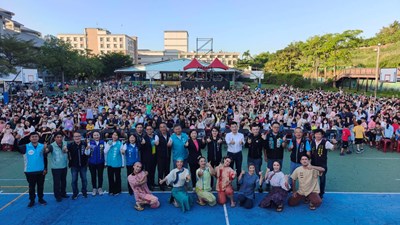 紙風車劇團霧峰國小演出，湧入近3,000名觀眾一同歡度週末午後