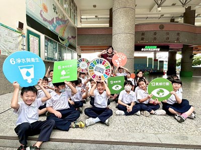 東區力行國小學童手持 SDGs 手牌，開心參與水資源永續教育活動