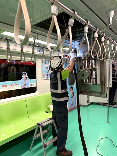 中捷公司維修人員在深夜進行電聯車空調系統清潔作業_0