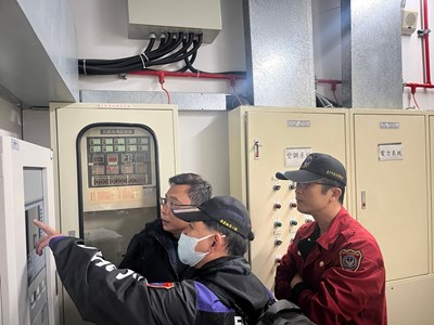 消防人員執行本市百貨商場消防安全檢查。