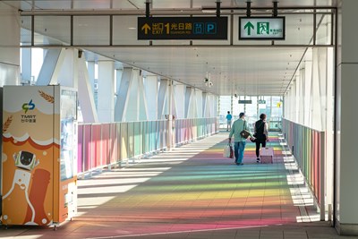 旅客行經「彩虹天橋」時也融入公共藝術。