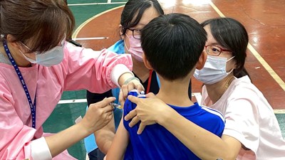 衛生局提醒尚未完成流感疫苗接種的學生，請持學校開立的補接種通知單，盡速完成疫苗