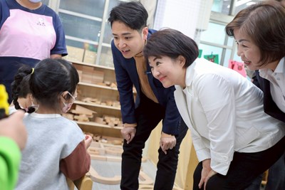 家長感動到紅眼框！木製桌椅開放學生免費領用