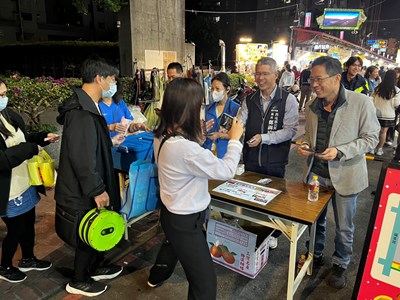 經發局張峯源局長視察物調券發放_0