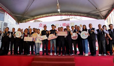 市府與樂成宮辦理「行動光明燈交通安全吊飾」亮燈儀式