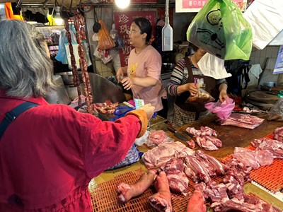 民眾領到物調券後，直接到攤商消費享優惠2