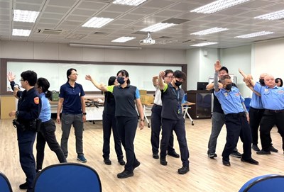 中市警教官指導中捷第一線人員防身技巧。_0