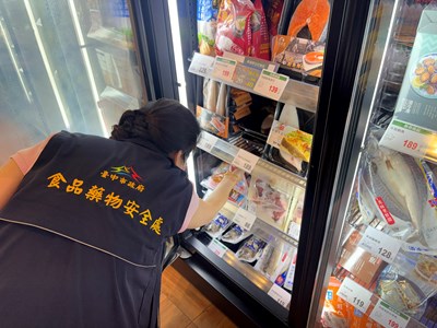 稽查人員檢視架上販售產品1_0