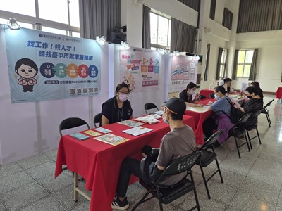 就服員於徵才活動設攤提供身障者諮詢1