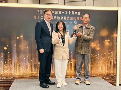 陳美秀局長代表領獎_0