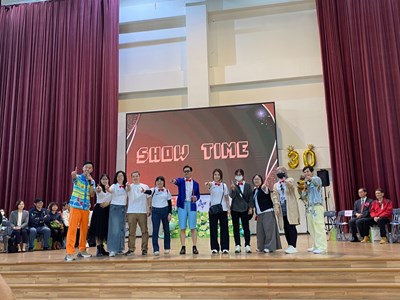 新光國中家長會長與委員們表演