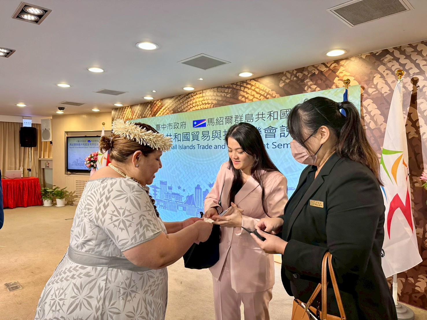 臺中市政府全球資訊網-市政新聞-友邦交流加碼體驗購物節！馬紹爾穆勒部長率團訪中市府黃副市長：深化經貿合作