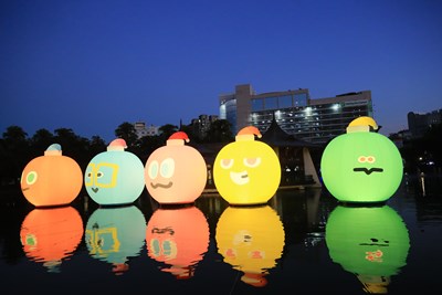 夜間亮燈的「因為你所以五球」戴上聖誕帽，點亮台中公園夜色