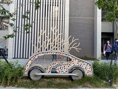 沙鹿沙田立體停車場藝術車款超吸睛，以不鏽鋼與馬賽克拼出繽紛車體。_0