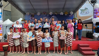 郭副局長及貴賓與表演學生合照
