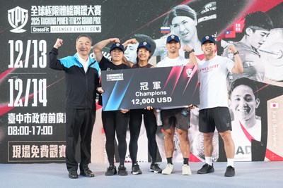 副市長黃國榮頒發冠軍獎金給韓國隊伍