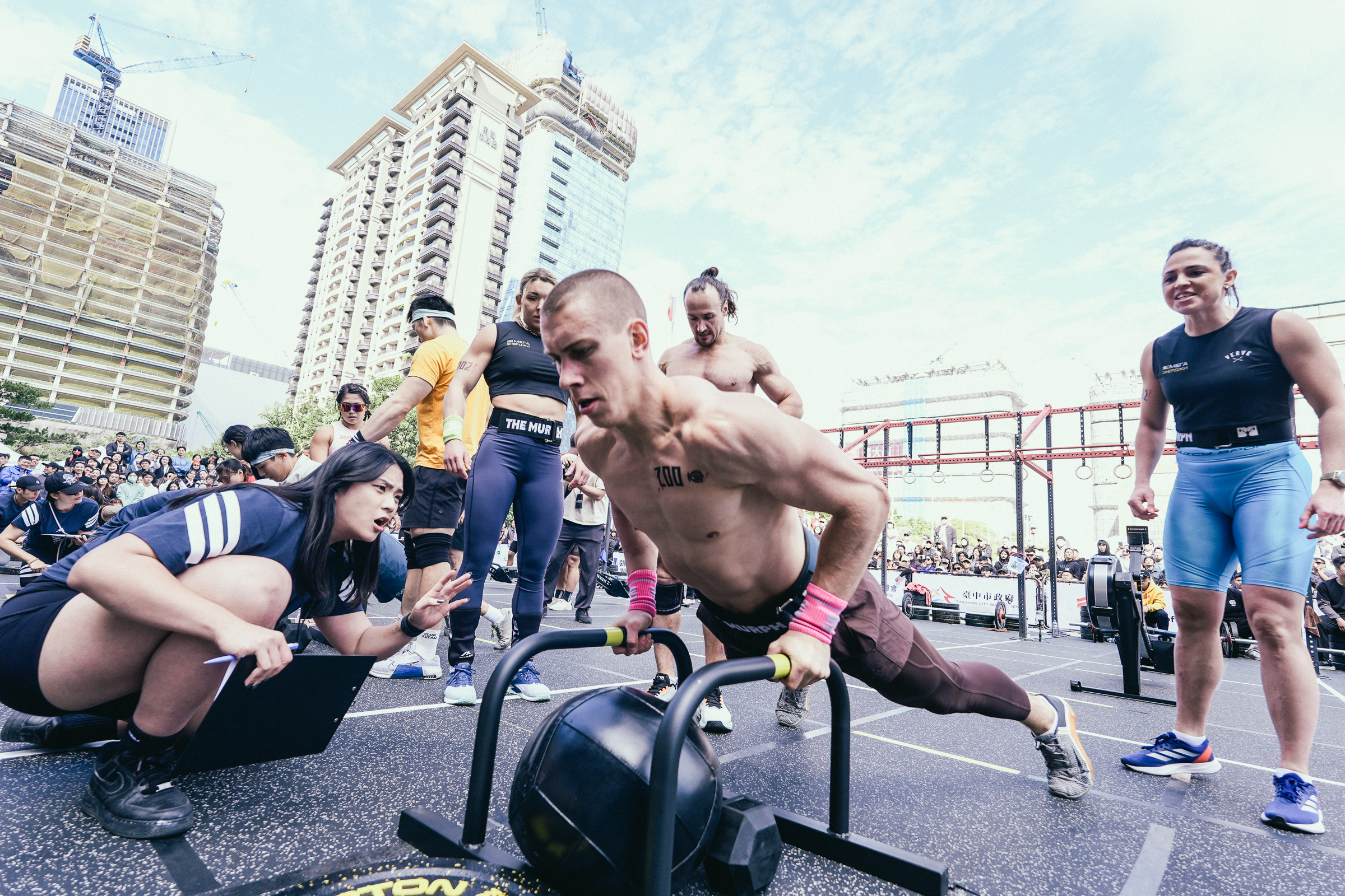 來自國內外選手展現強大體能爆發力。(圖/台中市政府提供)