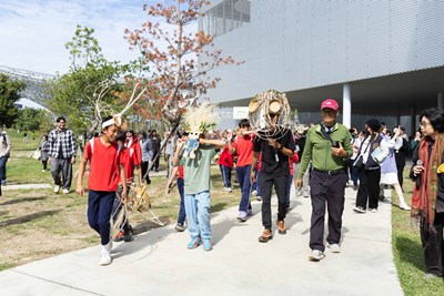 綠美圖開館日，印尼紙月亮×博屋瑪國小《與自然一起說故事》遊行。