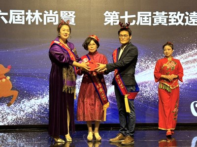 第六屆理事長林尚賢(左)及第七屆理事長黃致遠(右)交接印信