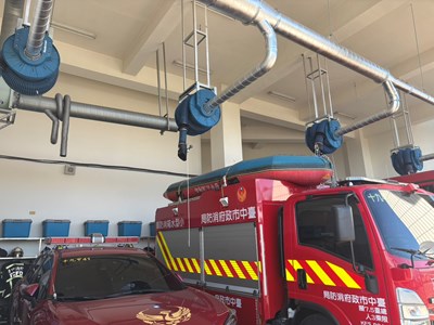 台中市消防局積極推動車庫環境品質改善，在分隊導入「消防車怠速廢氣收集系統」，有_0