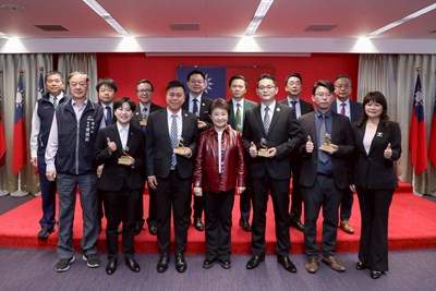 盧市長頒獎表揚優良不動產從業人員(1)