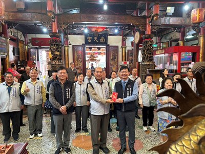 江主委代表盧市長致贈紅包予南天宮吳光雄主任委員，同時也是市府客委會委員及中華道_0