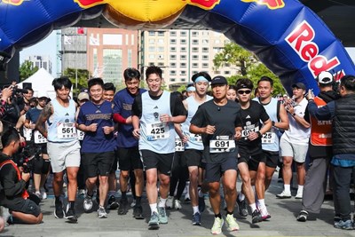 在市長盧秀燕的見證下，藝人組與推廣組一同出發，為賽事再掀高潮