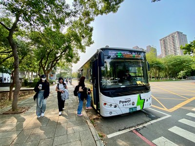 中市28條公車路線駛入校園便利學生搭乘，也提醒學生留意，乘車優惠期限為畢業當年度10_