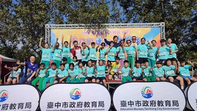 教育局與師生合影留念，表揚運動表現與參與精神。_0