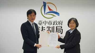 由法制局長李善植與東海大學法律學院院長蕭淑芬(右)代表簽署實習合作協議