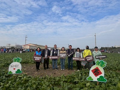 貴賓蘿蔔田合影