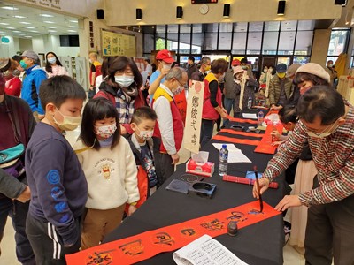 迎接新春，文化局各場館新春揮毫免費贈送春聯增添節慶氛圍