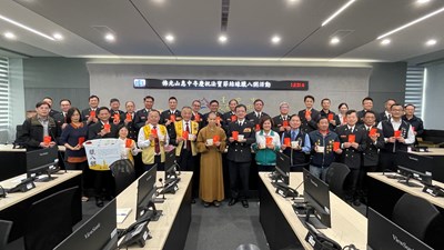佛光山惠中寺前往臺中市政府消防局致贈臘八粥及星雲大師墨寶春聯及紅包_0
