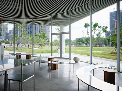 Pharos Coffee內部陳設回應綠美圖建築開放、流動的空間。攝影師：Kohei Yamamoto.jpg