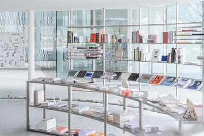 朋丁綠美圖店打造一間以出版策展為核心的書店。攝影師：林佑任