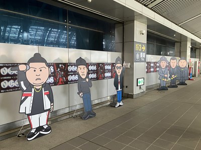 台中捷運高鐵臺中站設置Q版頑童人形立牌，供粉絲拍照打卡。