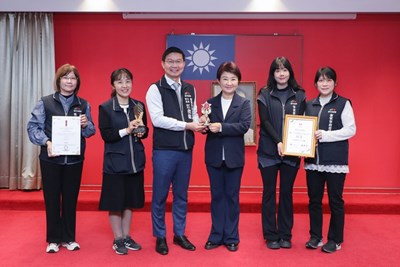 半年刊榮獲「2025年英國FADA設計金獎（Future Art _ Design Award UK）」，30日在市政會議獻獎