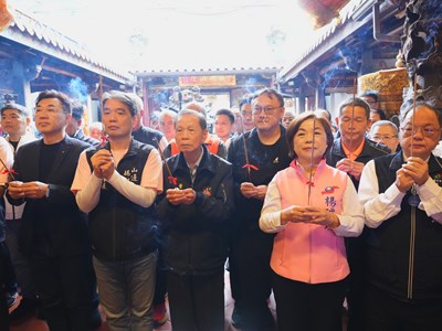 山邊媽祖停駕萬和宮，眾人虔誠參拜祈福，祈求媽祖賜福帶來好運