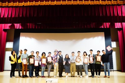 內政部頒發建管考核獎狀合影