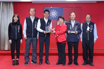 東勢地政榮獲國發會檔案局第22屆機關檔案管理金檔獎於市政會議獻