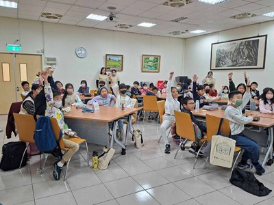 中市府辦英語營隊透過遊戲與文化活動提升學生英語力