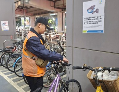 中捷保全人員巡檢自行車是否上鎖